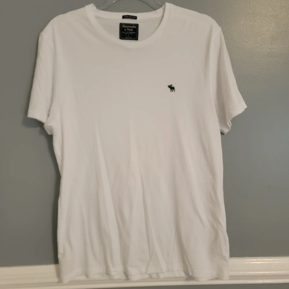 Abercrombie & Fitch White Short Sleeve Tee